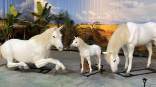 Naturalnej wielkości animatroniczny jednorożec do parków tematycznych i wydarzeń