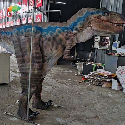 Zindywidualizowany, odłączalny kostium dinozaura do dekoracji parku rozrywki.