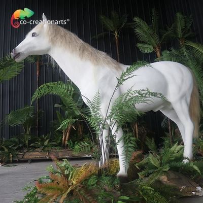 Symulowany biały animatroniczny koń na wystawę w parku rozrywki
