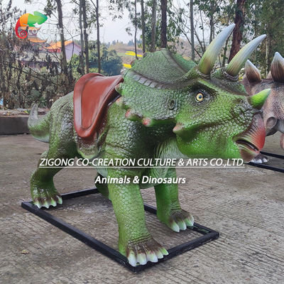 Interaktywna jazda Triceratops z włókna szklanego: przyjazna dzieciom rzeźba dinozaura dla parków rozrywki i wystaw