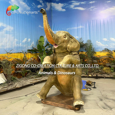Realistyczny animatroniczny afrykański pomnik słonia rozpylający wodę w Safari