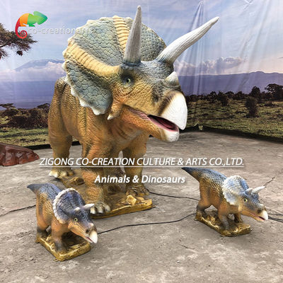 Realistyczne Triceratops Trio: Głosząca grupa z dynamicznym ruchem i prehistorycznym wyświetlaczem