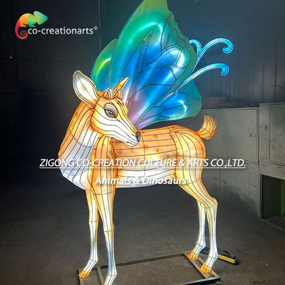 kupować Światło na festiwalu z czarującymi jelenami z żywymi błękitno-zielonymi skrzydłami motyla. produkcja online